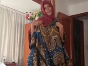 عاهرة عربية بالحجاب الأحمر