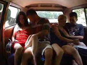 رجلان وامرأتان يمارسان الجنس في الحافلة